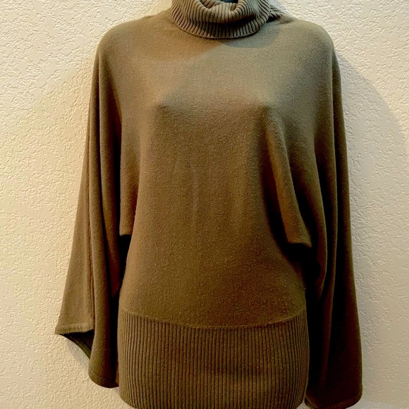 BCBG Maxariza sweater with loose turtleneck and wide sleeves in size Small - Picture 5 of 5